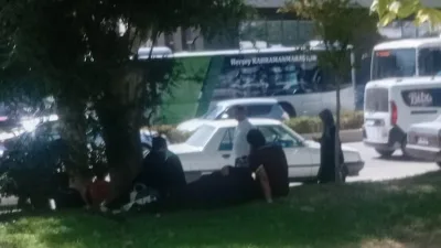 Kahramanmaraş’ta termometreler 46 dereceyi gösterirken, serinlemek isteyen vatandaşlar gölgelik alanlara