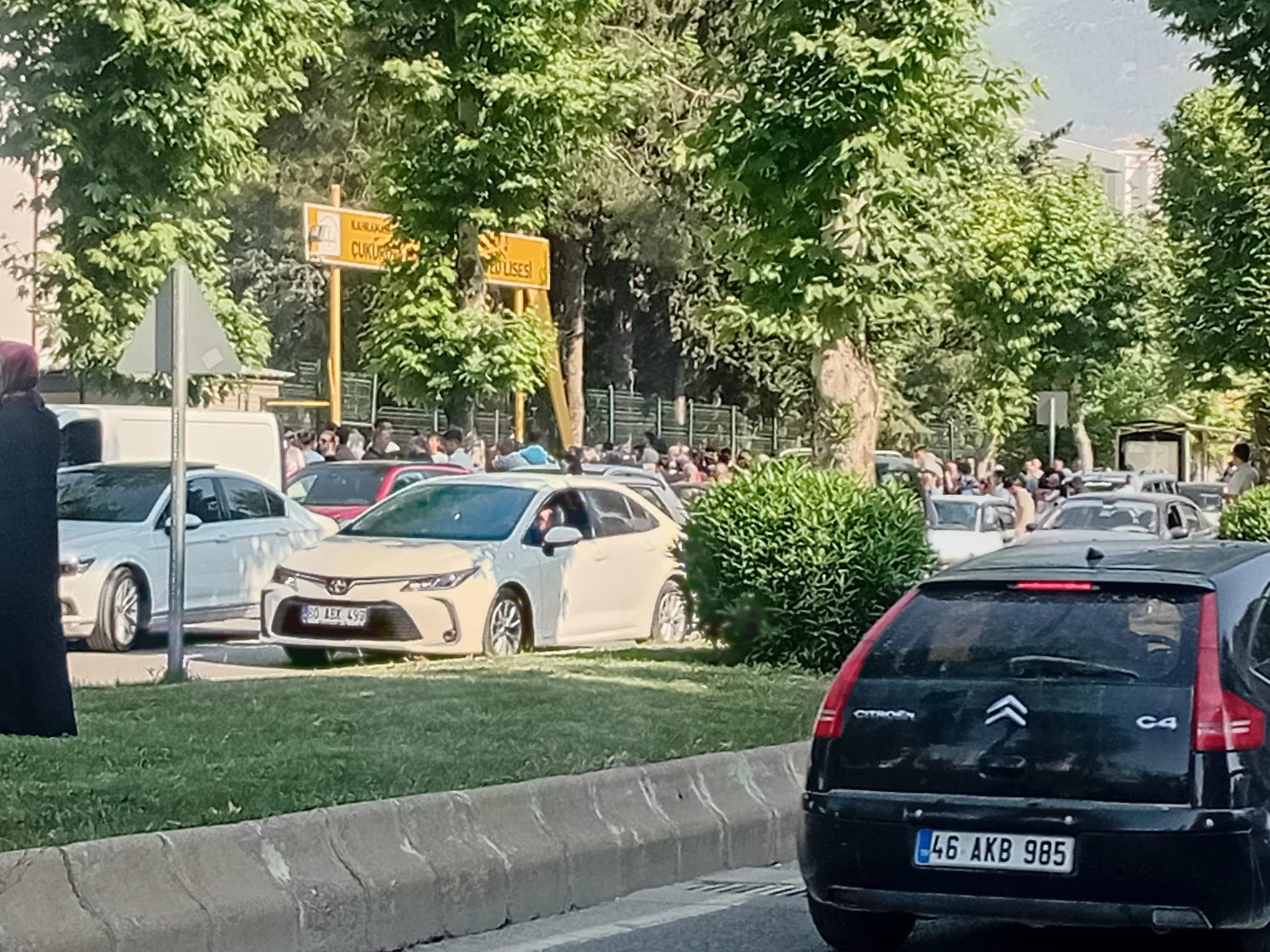 Öğrenciler Sınıfta, Veliler Duada!