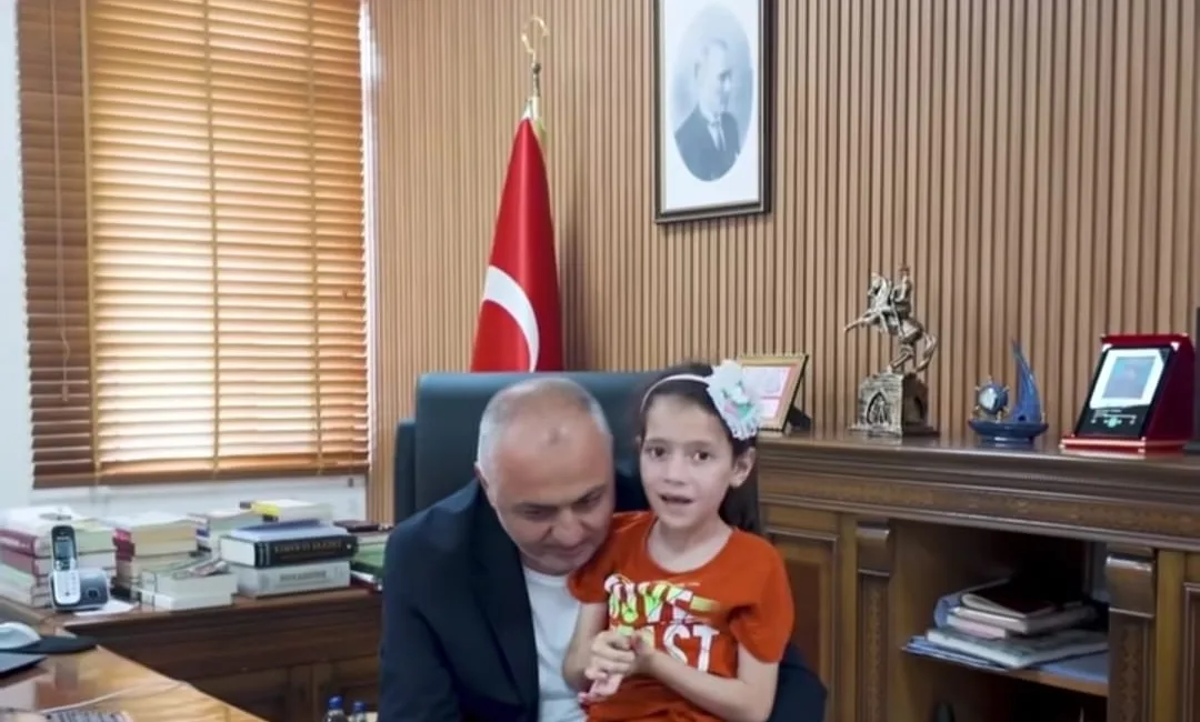 Andırın Belediye Başkanı Ahmet Sinan Gökşen, makamında oldukça anlamlı ve