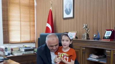Andırın Belediye Başkanı Ahmet Sinan Gökşen, makamında oldukça anlamlı ve