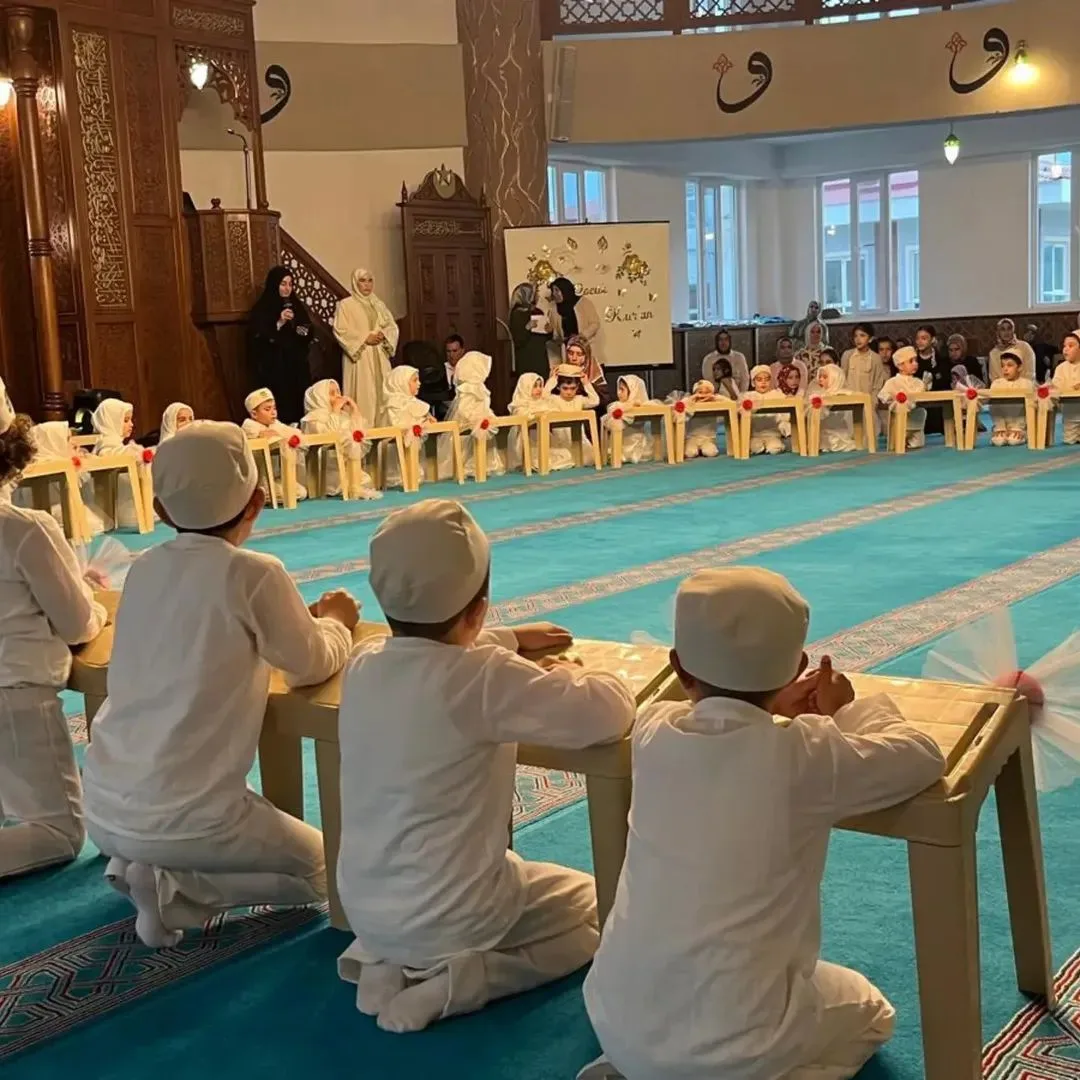 Minik Yüreklerden Büyük Coşku: Kur'an Kursu Öğrencilerinin Yıl Sonu Kapanış Programı Göz Doldurdu