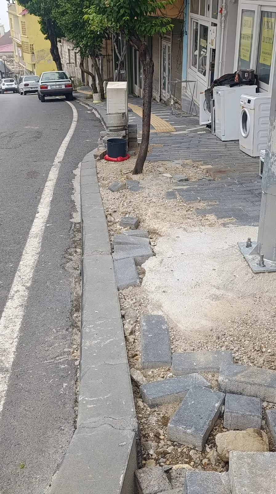 Andırın’da “Yenilenen” Kaldırımlar Tel Tel Dökülüyor: Vatandaş Tepkili!