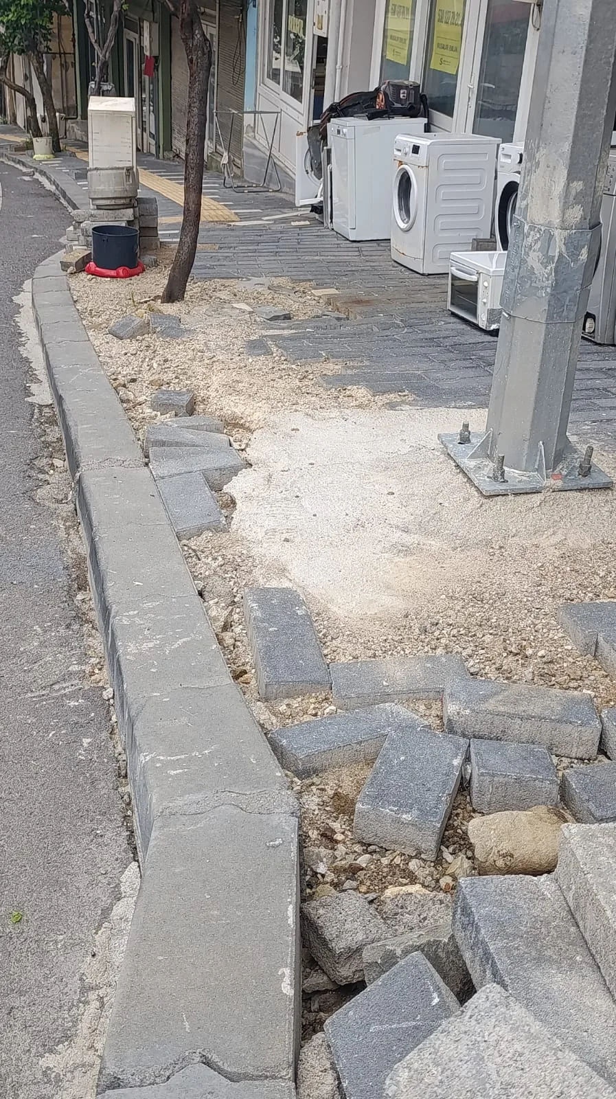 Andırın’da “Yenilenen” Kaldırımlar Tel Tel Dökülüyor: Vatandaş Tepkili!