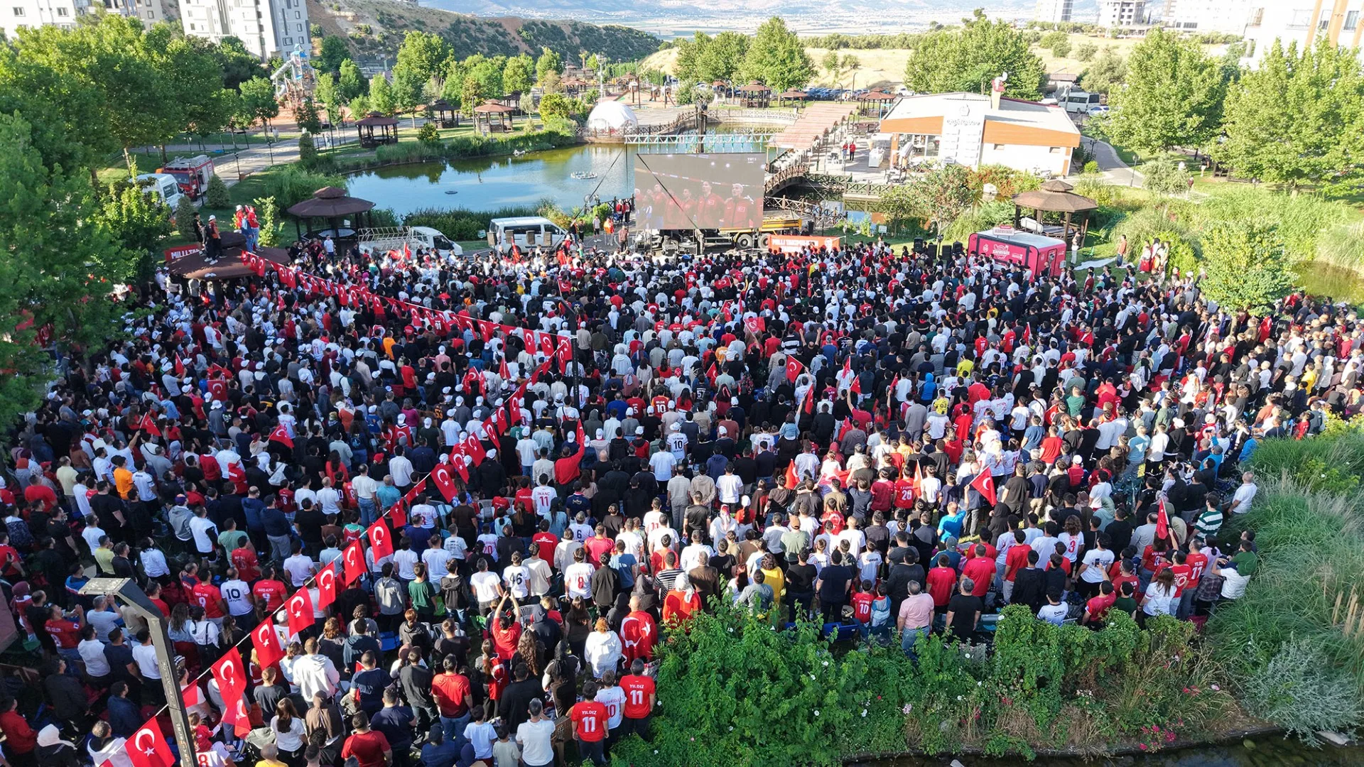 Kahramanmaraş Sabah Saatlerinde Milli Takım için Tek Yürek oldu