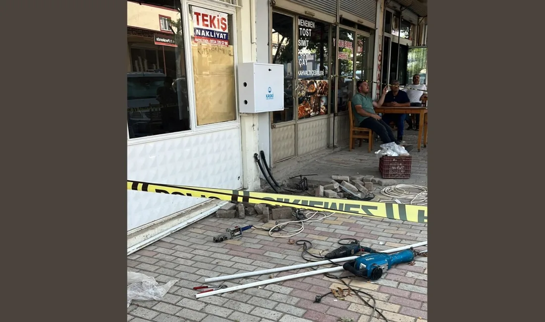 Kahramanmaraş'ın Dulkadiroğlu ilçesinde su arızasını gidermeye çalışan iki işçi elektrik