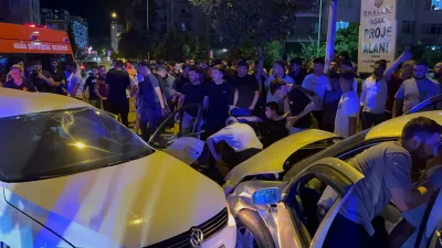3 otomobilin karıştığı zincirleme trafik kazasında 7 kişi yaralandı. Yaralılardan