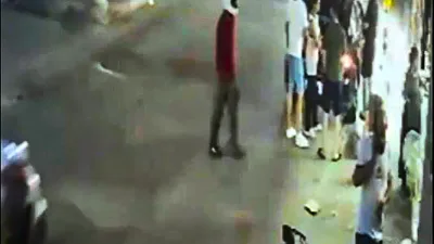Başında motosiklet kaskı bulunan şüphelinin, iş yerine açtığı ateş sonucu