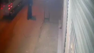Kimliğini gizlemek için kara çarşaf giyen şüpheli, iş yerine tabancayla
