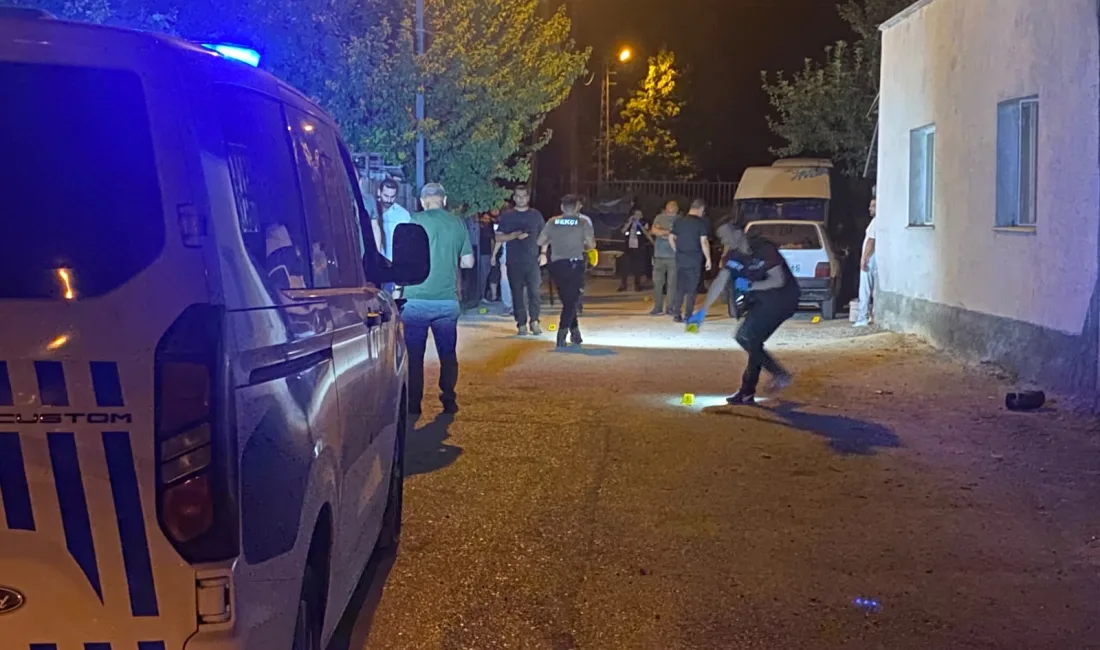 İki grup arasında çıkan silahlı kavga gecenin huzurunu kaçırdı. Yaşanan
