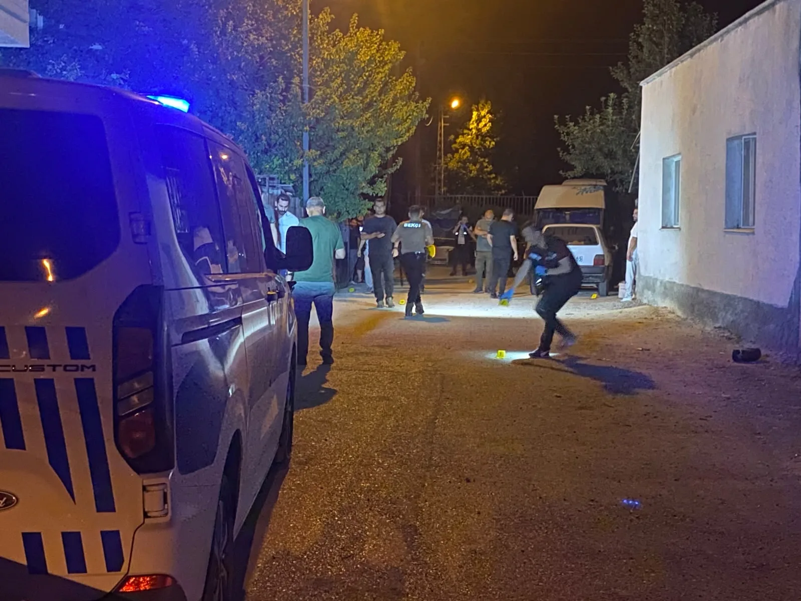 İki grup arasında çıkan silahlı kavga gecenin huzurunu kaçırdı. Yaşanan