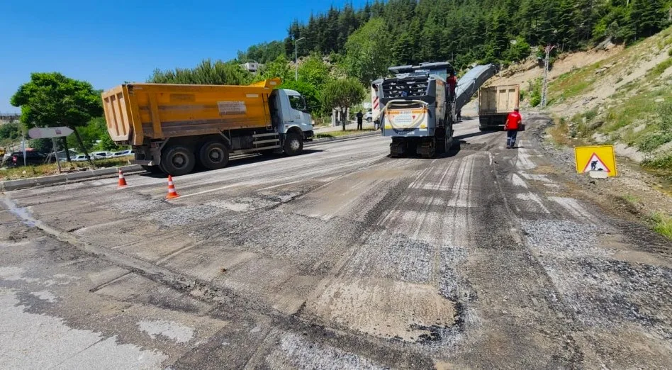 Büyükşehir Acımadı: Andırın’da O Yolu, Taşeron Firma Yeniden Asfaltlıyor!