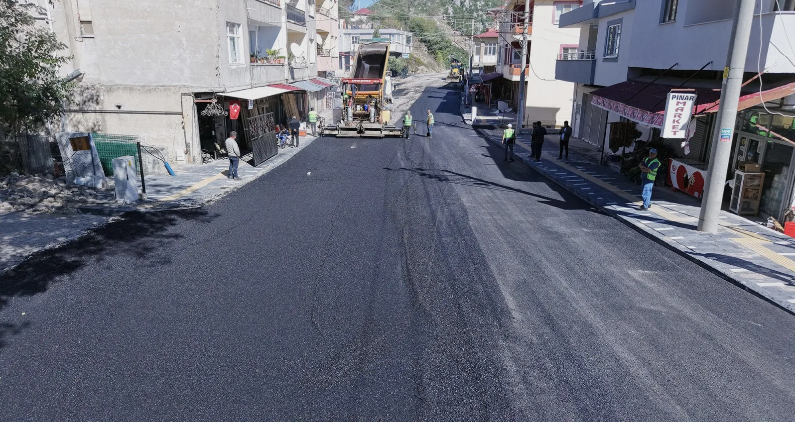Kahramanmaraş Büyükşehir Belediyesi, Andırın’da yolda oluşan hasarın bedelini taşeron firmaya