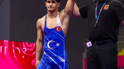 Kuzey Makedonya’da gerçekleştirilen U20 Avrupa Güreş Şampiyonası’nda ay-yıldızlı mayoyla mücadele