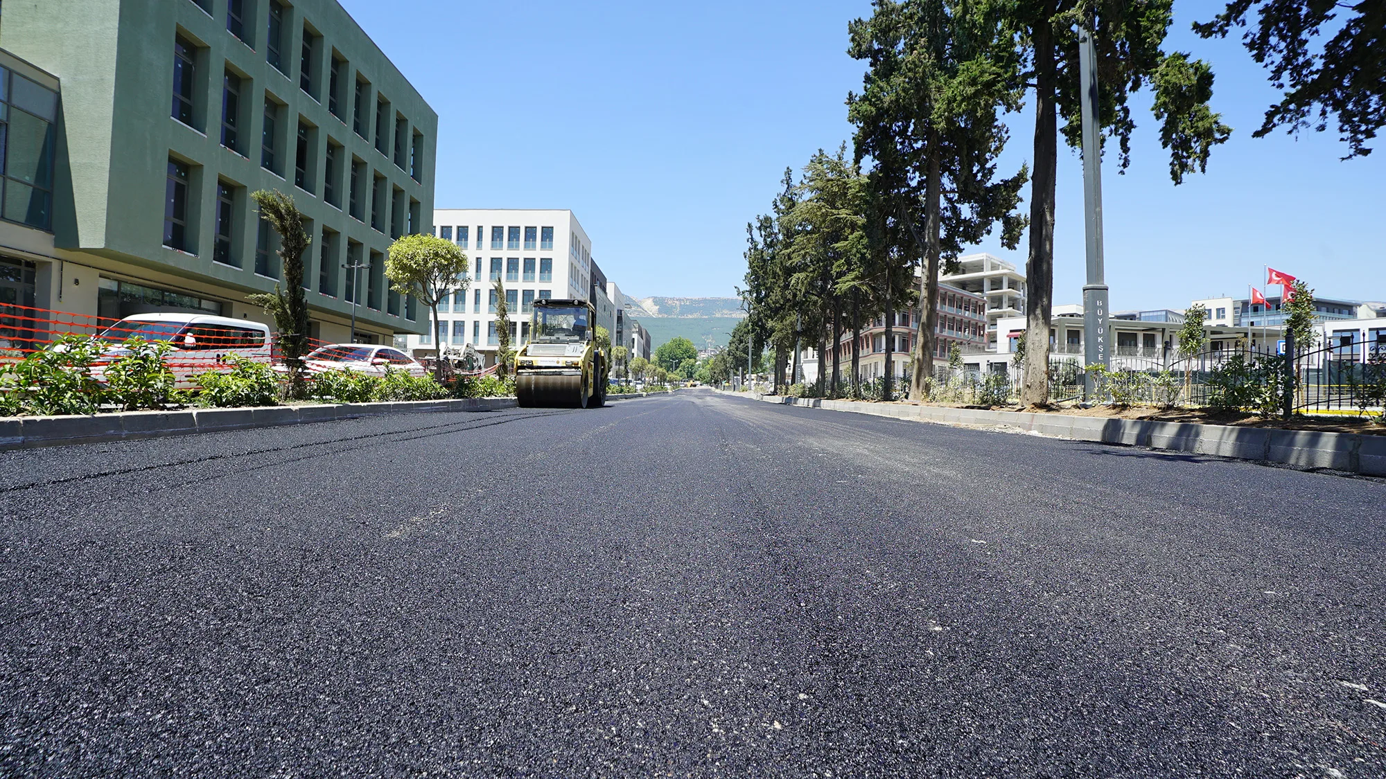 Azerbaycan Mahallesi’nde Asfalt Mesaisi Tüm Hızıyla Sürüyor