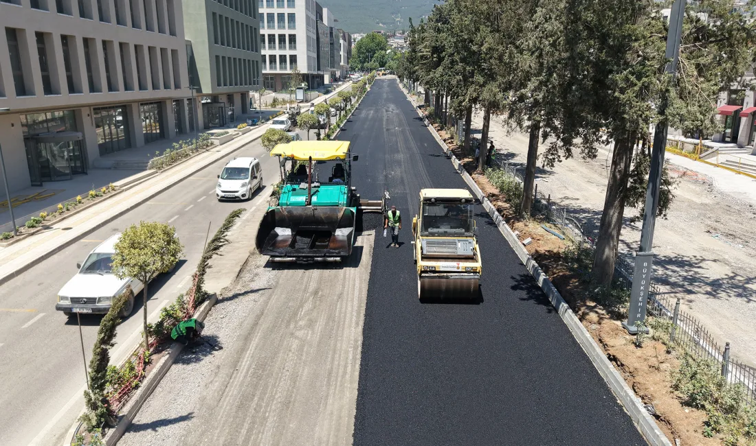 Büyükşehir Belediyesi, Azerbaycan Bulvarı’nda altyapı çalışmalarının tamamlandığı alanları sıcak asfalt
