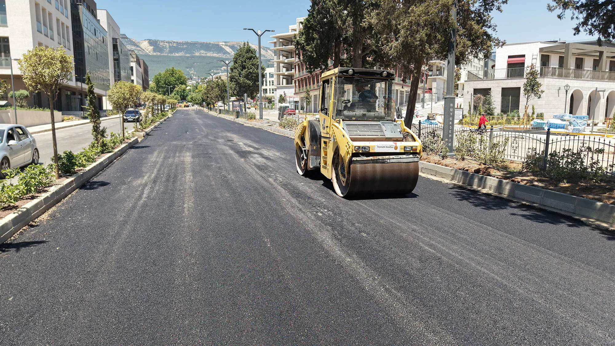 Azerbaycan Mahallesi’nde Asfalt Mesaisi Tüm Hızıyla Sürüyor