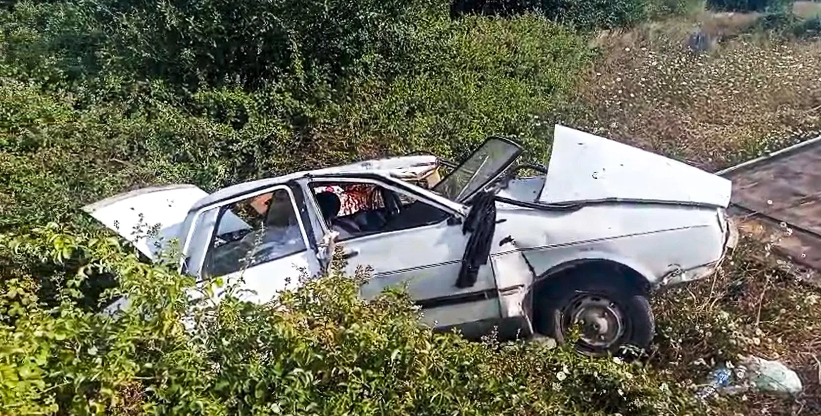 Arkadan Çarptı Bahçeye Uçurdu: 4 Yaralı Arkadan Çarptı Bahçeye Uçurdu: 4 Yaralı