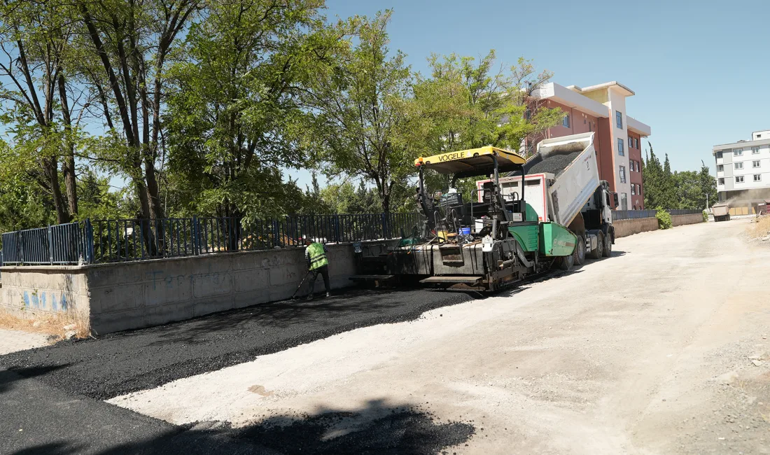 Büyükşehir Belediyesi, Dulkadiroğlu Bahçelievler Mahallesi’nde asfalt mesaisine başladı. Ekipler, plan