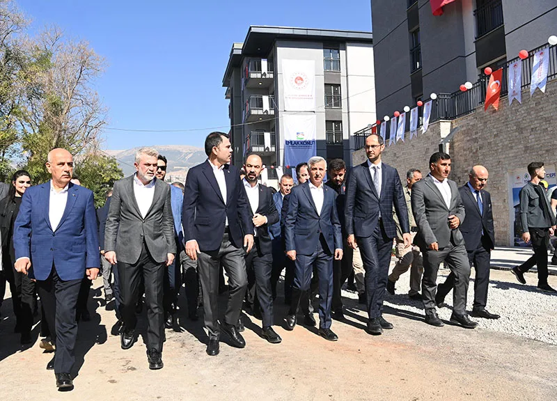 Çevre, Şehircilik ve İklim Değişikliği Bakanı Murat Kurum, inşa çalışmalarını