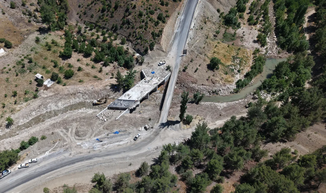 Büyükşehir Belediyesi tarafından Dulkadiroğlu Bertiz bölgesinde inşa edilen yeni köprüde