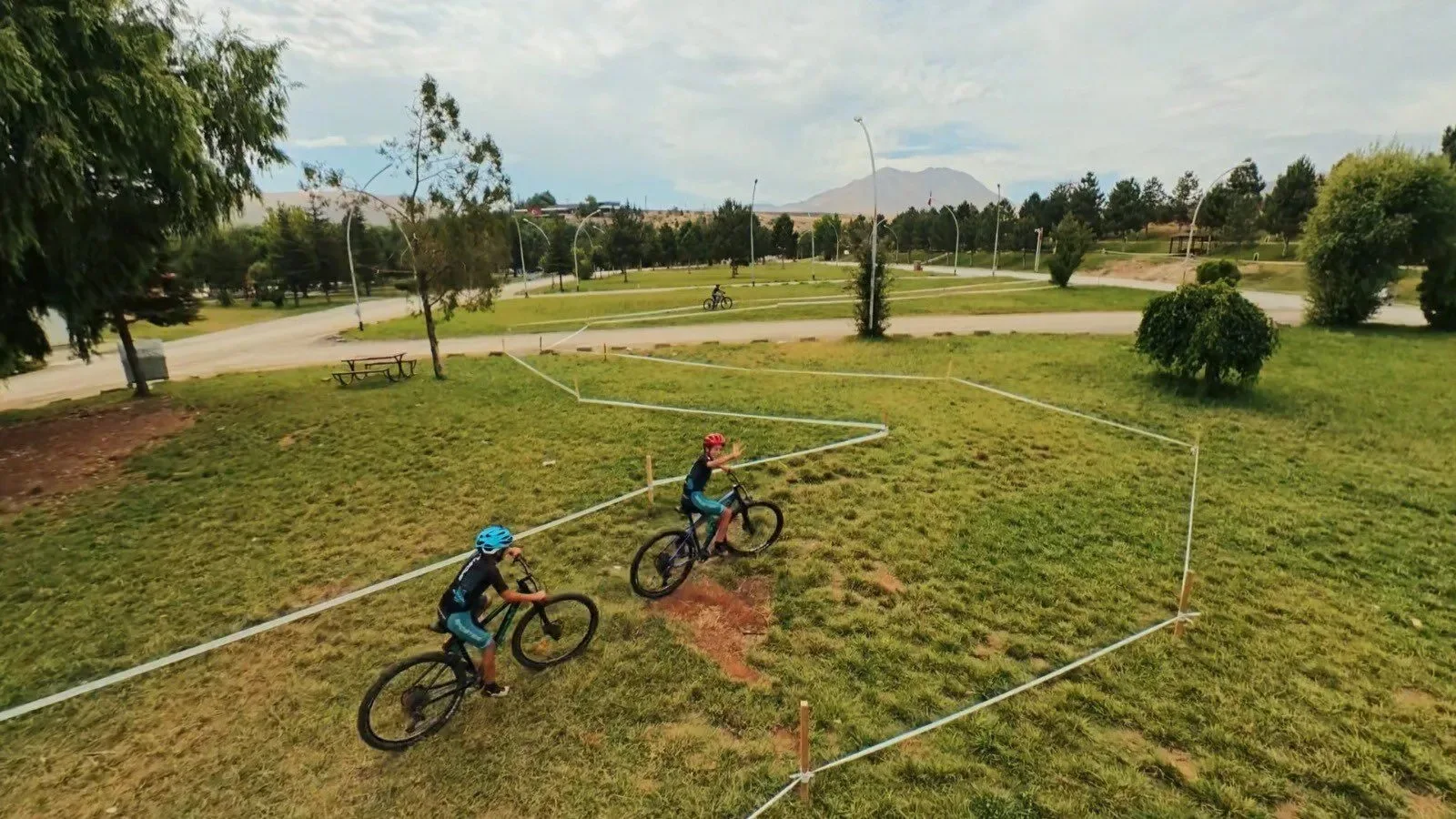 Elbistan’da Pedal Sesleri: Kahramanmaraşlı Bisikletçilerden Madalya Şovu!