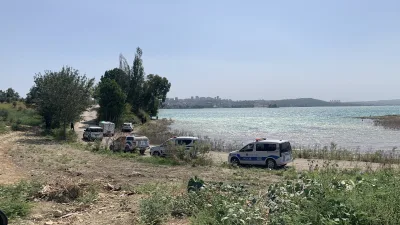 Ailesiyle gittiği piknikte, çocuğunun suya düşen terliğini almak için girdiği