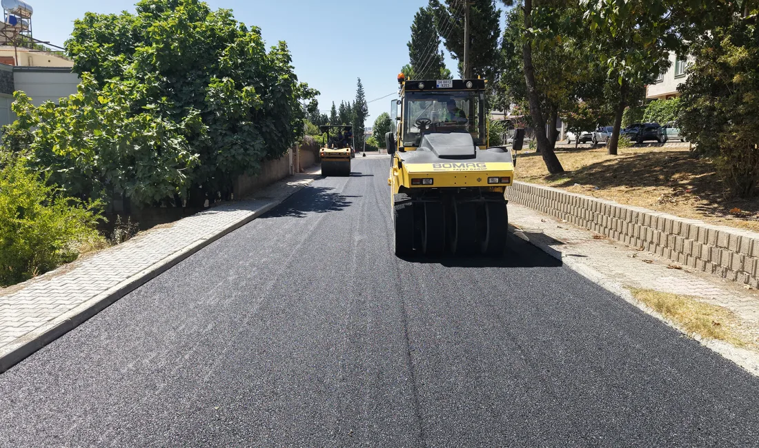 Kahramanmaraş Büyükşehir Belediyesi, Dulkadiroğlu Bahçelievler Mahallesi’nde yol yenileme çalışmalarını sürdürüyor.