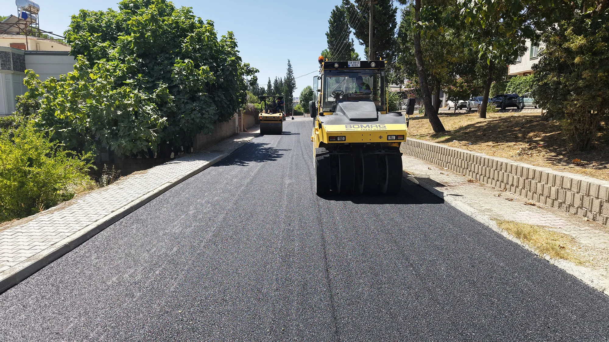 Kahramanmaraş Büyükşehir Belediyesi, Dulkadiroğlu Bahçelievler Mahallesi’nde yol yenileme çalışmalarını sürdürüyor.