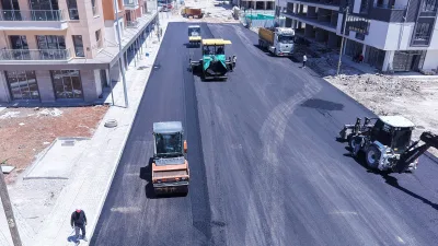Büyükşehir Belediyesi, Elbistan’da sürdürdüğü asfalt seferberliği kapsamında Pınarbaşı ve Tepebaşı