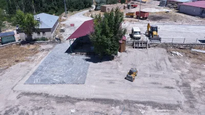 Kahramanmaraş Büyükşehir Belediyesi, Elbistan’ın kırsal mahallelerinden İncecik’te yürüttüğü kilit parke