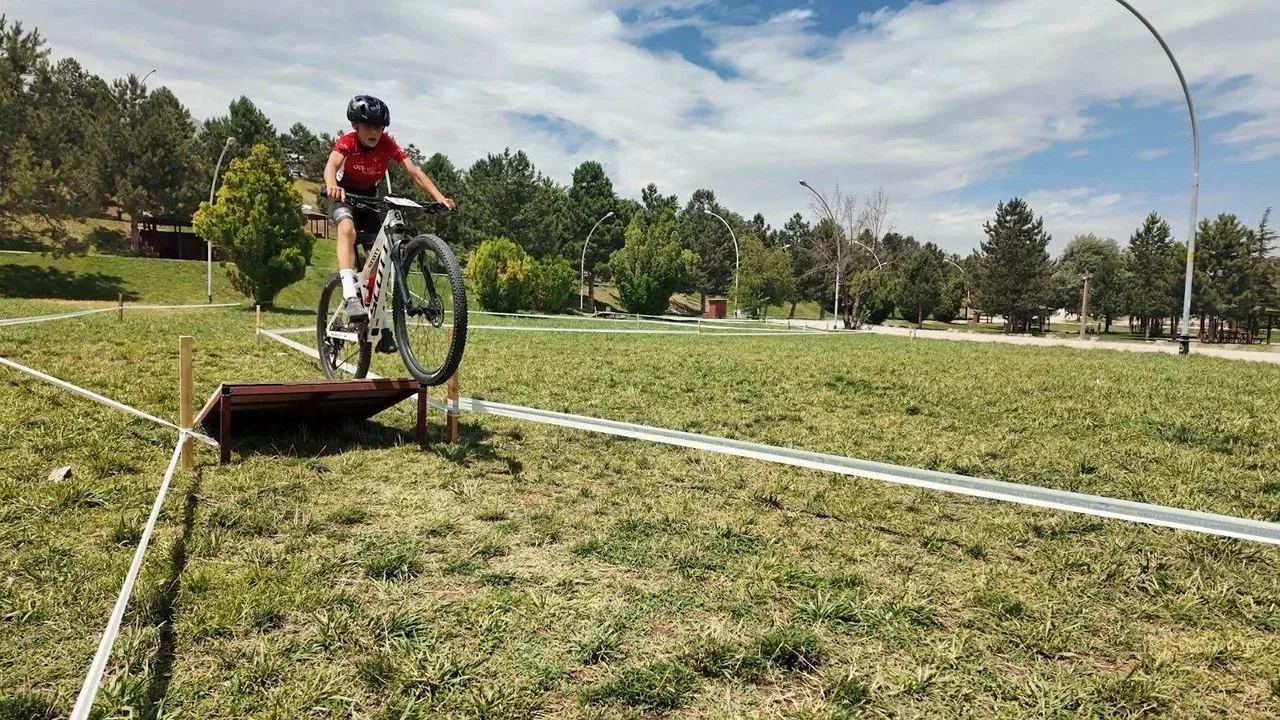 Elbistan’da Pedal Sesleri: Kahramanmaraşlı Bisikletçilerden Madalya Şovu!