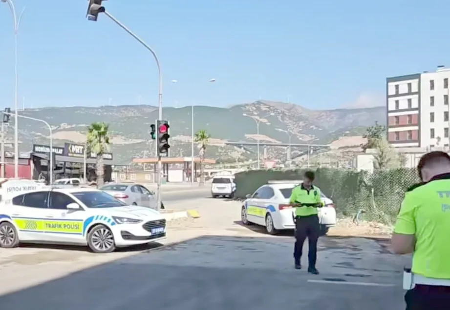 2 Otomobil Çarpıştı: 1’i Çocuk 4 Yaralı