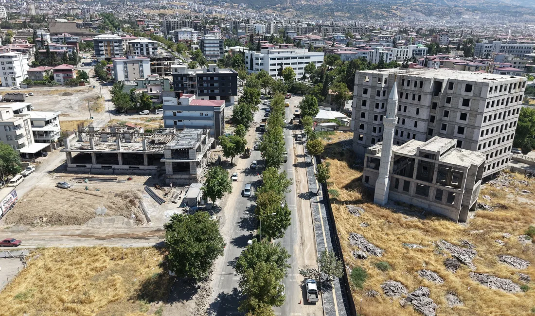 Kahramanmaraş Büyükşehir Belediyesi, Dulkadiroğlu’nun ana arterlerinden Lütfi Köker Bulvarı’nda kaldırımdan