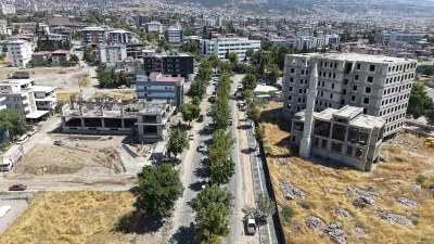 Kahramanmaraş Büyükşehir Belediyesi, Dulkadiroğlu’nun ana arterlerinden Lütfi Köker Bulvarı’nda kaldırımdan