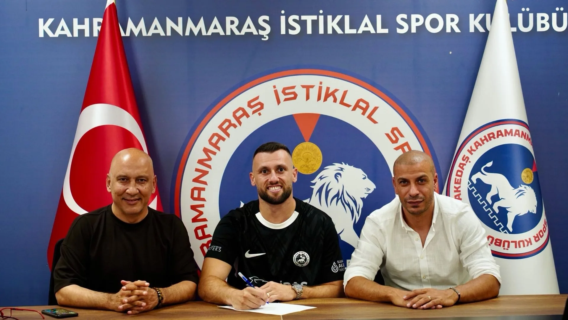 Kahramanmaraş İstiklalspor, son olarak Karşıyaka forması giyen tecrübeli kaleci Muharrem