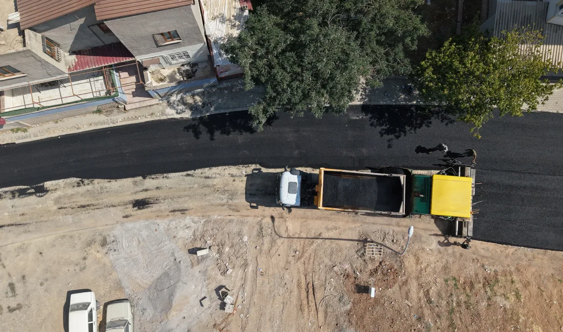 Büyükşehir Belediyesi, Ertuğrul Gazi Mahallesi’ndeki Mükremin Halil Caddesi’nde asfalt mesaisine