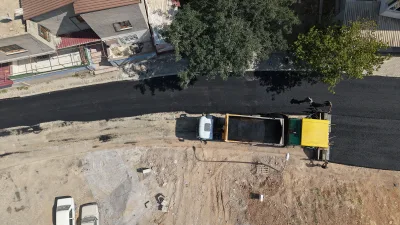Büyükşehir Belediyesi, Ertuğrul Gazi Mahallesi’ndeki Mükremin Halil Caddesi’nde asfalt mesaisine