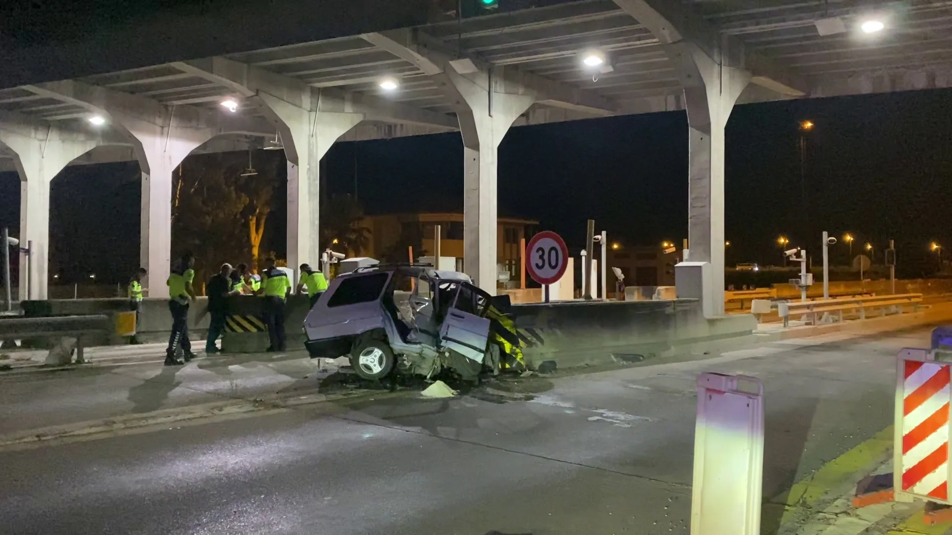 Otoyolda kanlı kaza: Otomobil beton bariyere girdi! Otoyolda kanlı kaza: Otomobil beton bariyere girdi!