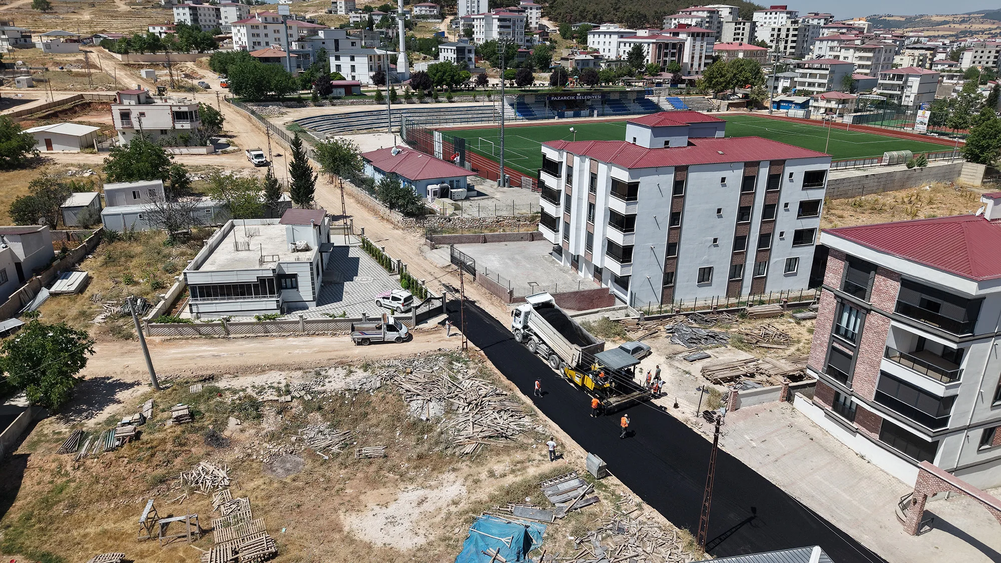 Pazarcık’ta asfalt mesai son gaz devam ediyor!