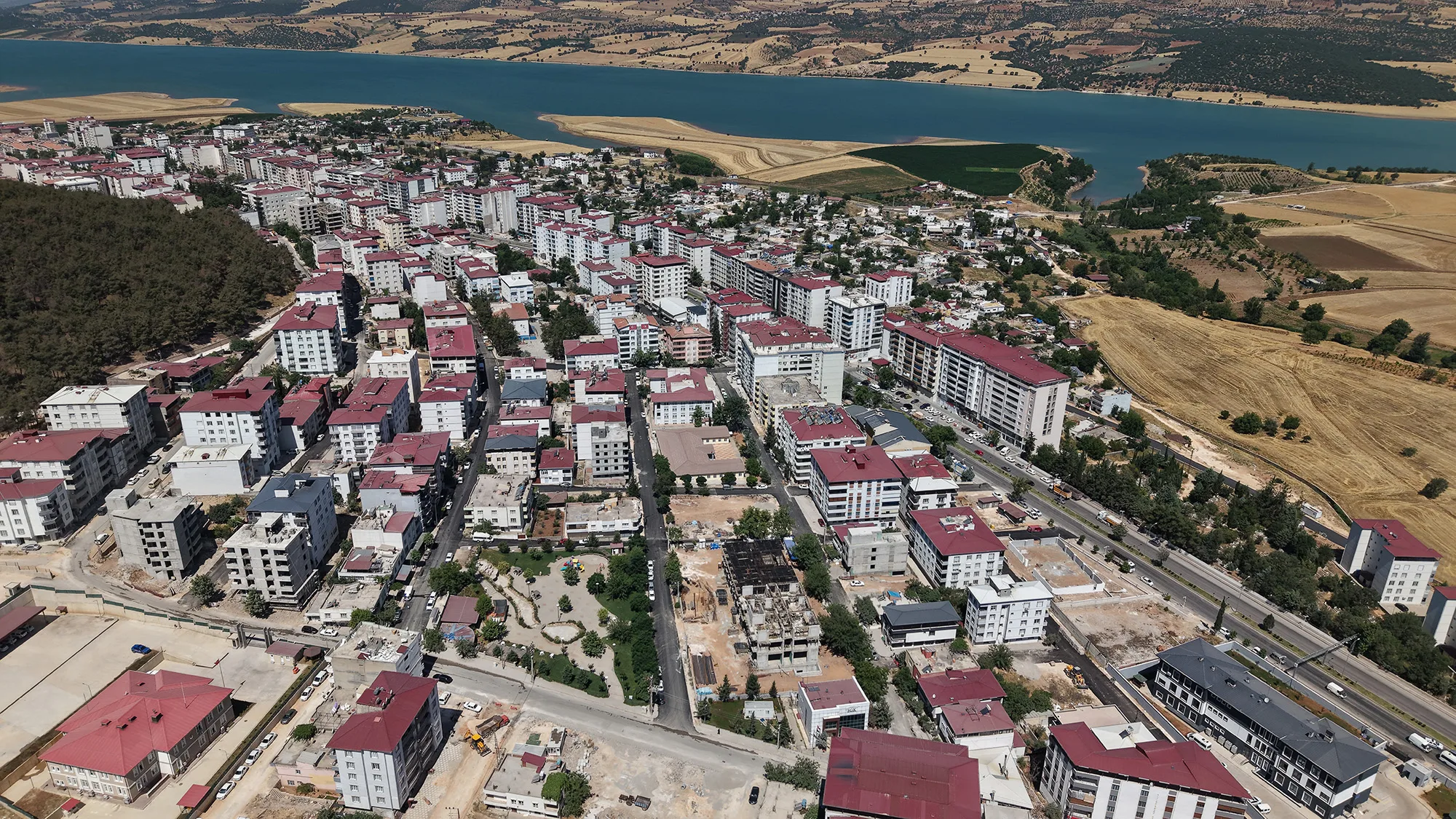 Pazarcık’ta asfalt mesai son gaz devam ediyor!