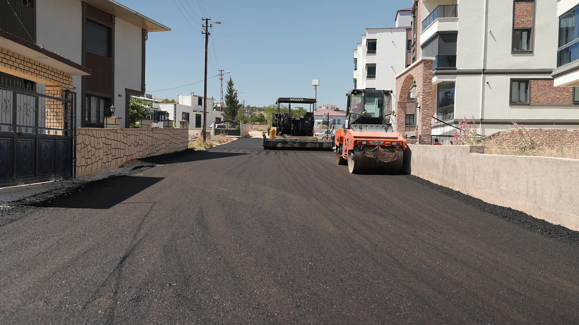 Pazarcık’ta asfalt mesai son gaz devam ediyor!