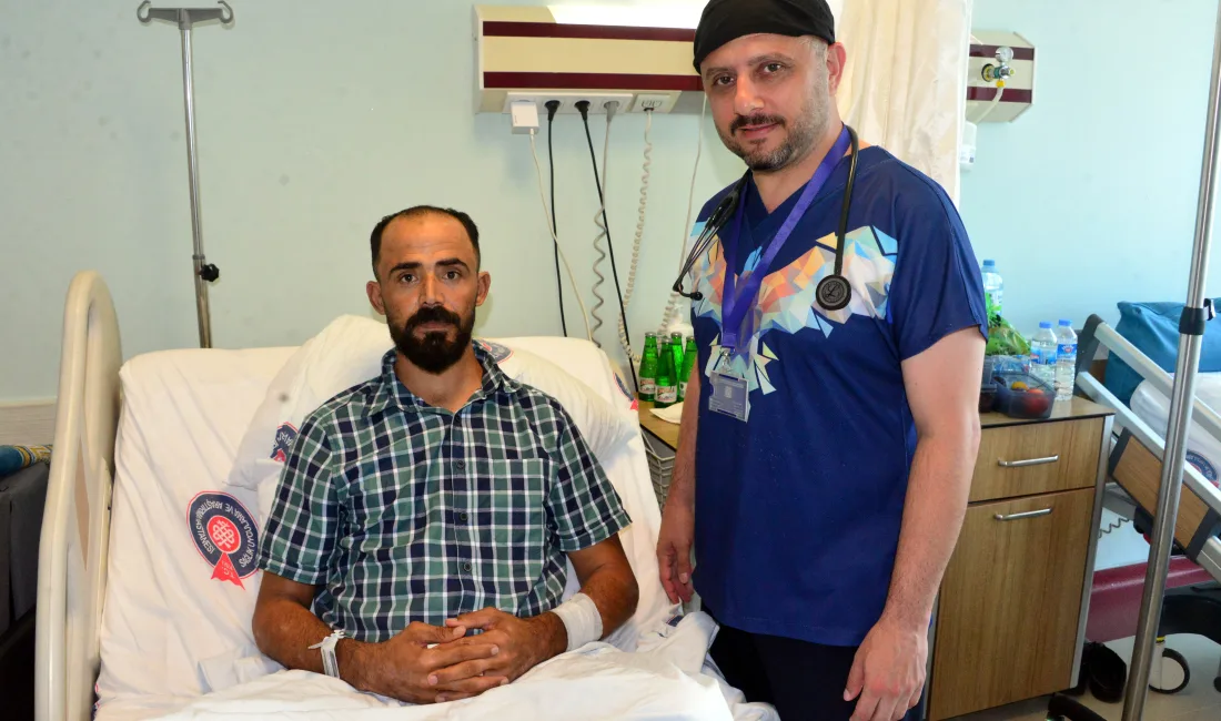 Kahramanmaraş’ta yaşayan 33 yaşındaki sedef hastası Yusuf Baynal, evinde uzanırken