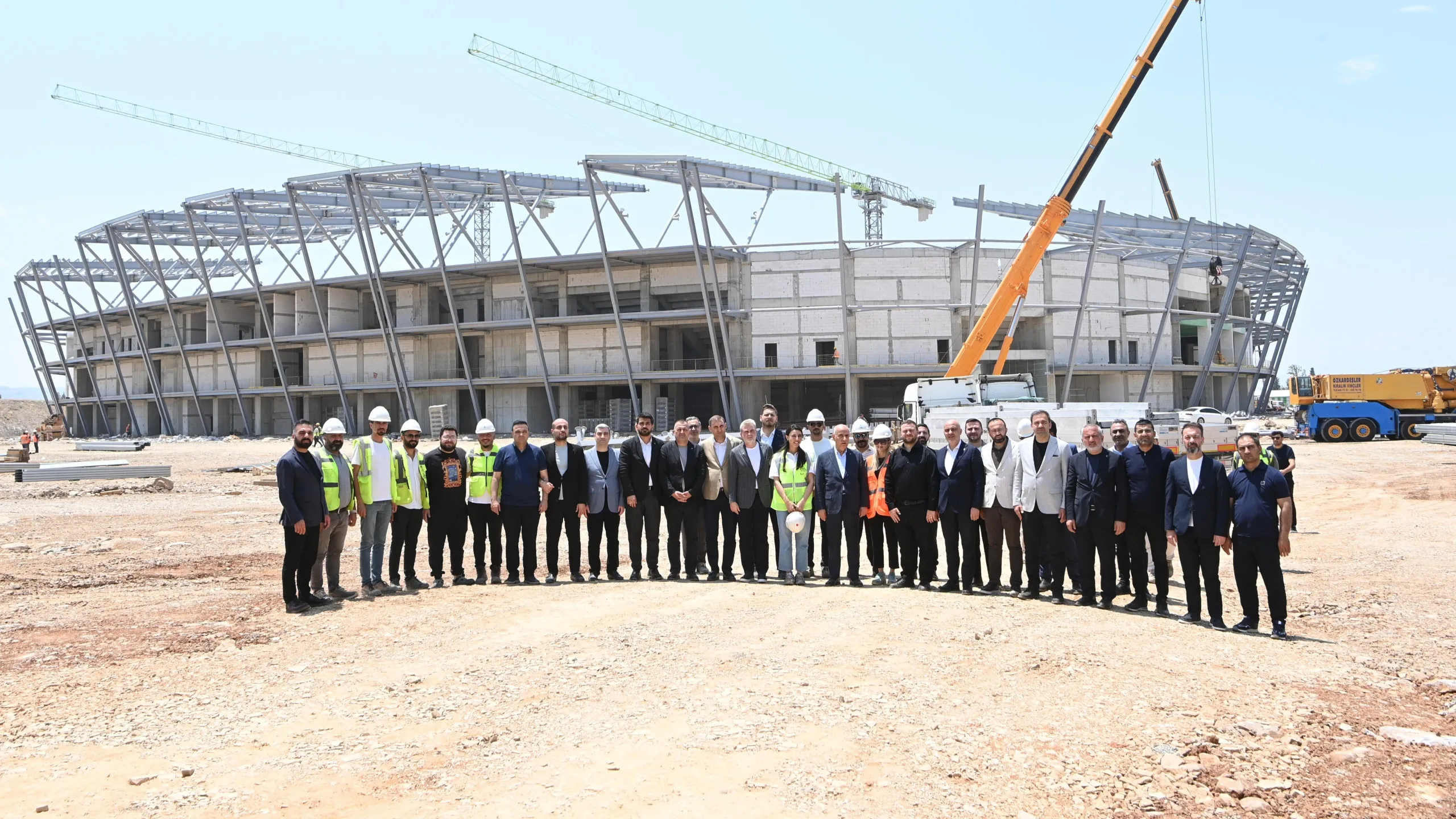 Kahramanmaraş Stadyumu Çatıya Çıktı!