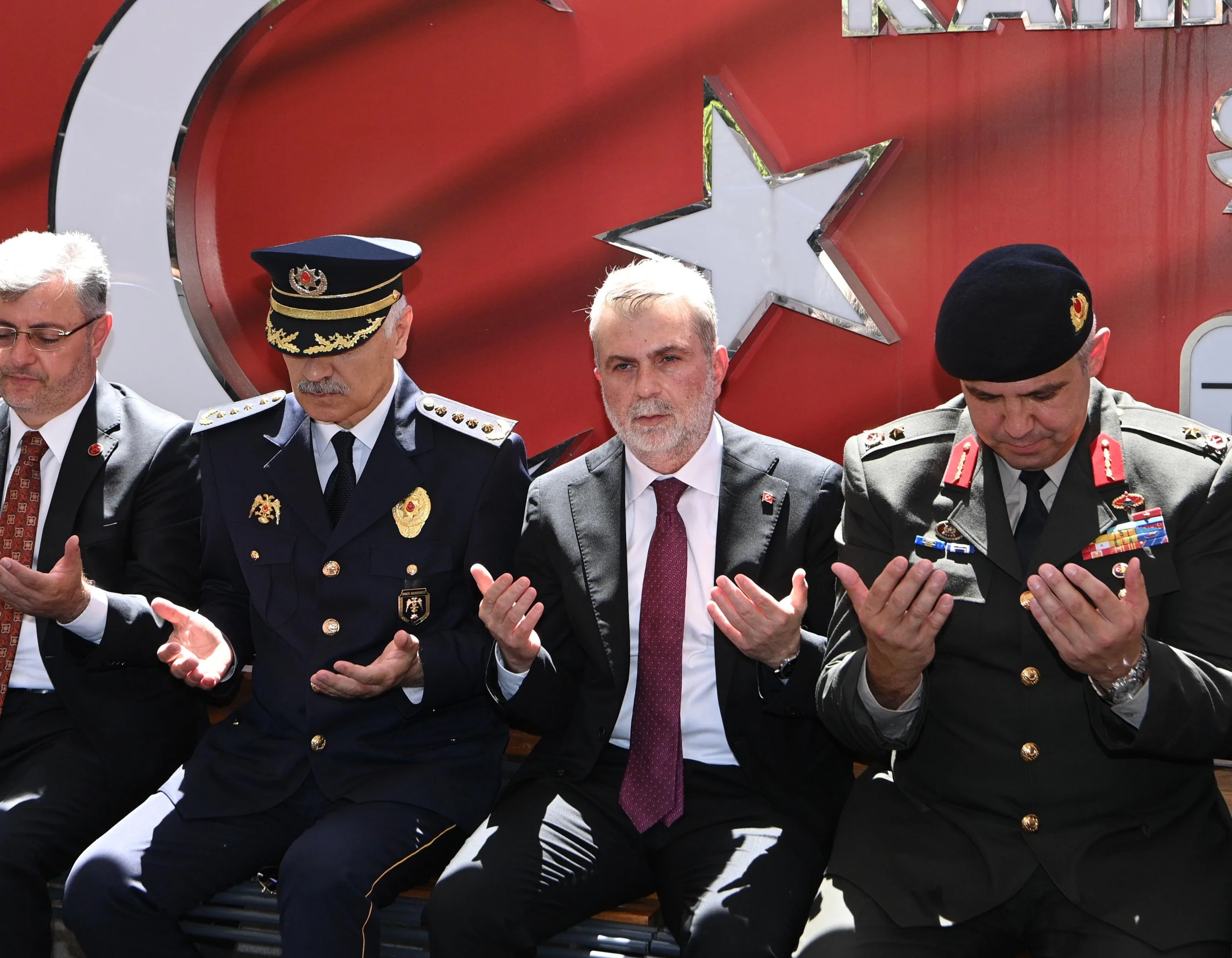 Demokrasi ve Milli Birlik Günü’nün 10’uncu Yılında Aziz Şehitlere Vefa Demokrasi ve Milli Birlik Günü’nün 10’uncu Yılında Aziz Şehitlere Vefa