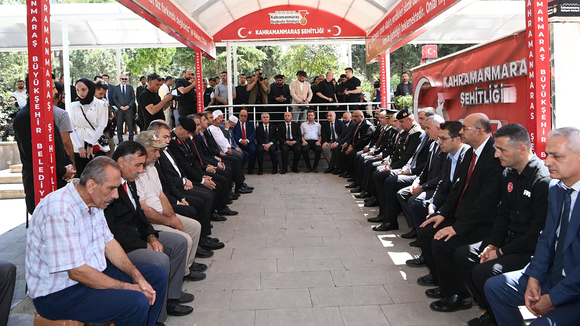 Demokrasi ve Milli Birlik Günü’nün 10’uncu Yılında Aziz Şehitlere Vefa Demokrasi ve Milli Birlik Günü’nün 10’uncu Yılında Aziz Şehitlere Vefa