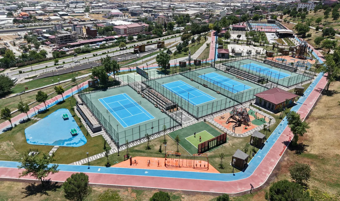 Kahramanmaraş Büyükşehir Belediyesi, şehrin en popüler iki spor merkezindeki tenis