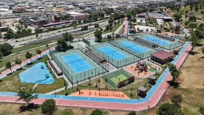 Kahramanmaraş Büyükşehir Belediyesi, şehrin en popüler iki spor merkezindeki tenis