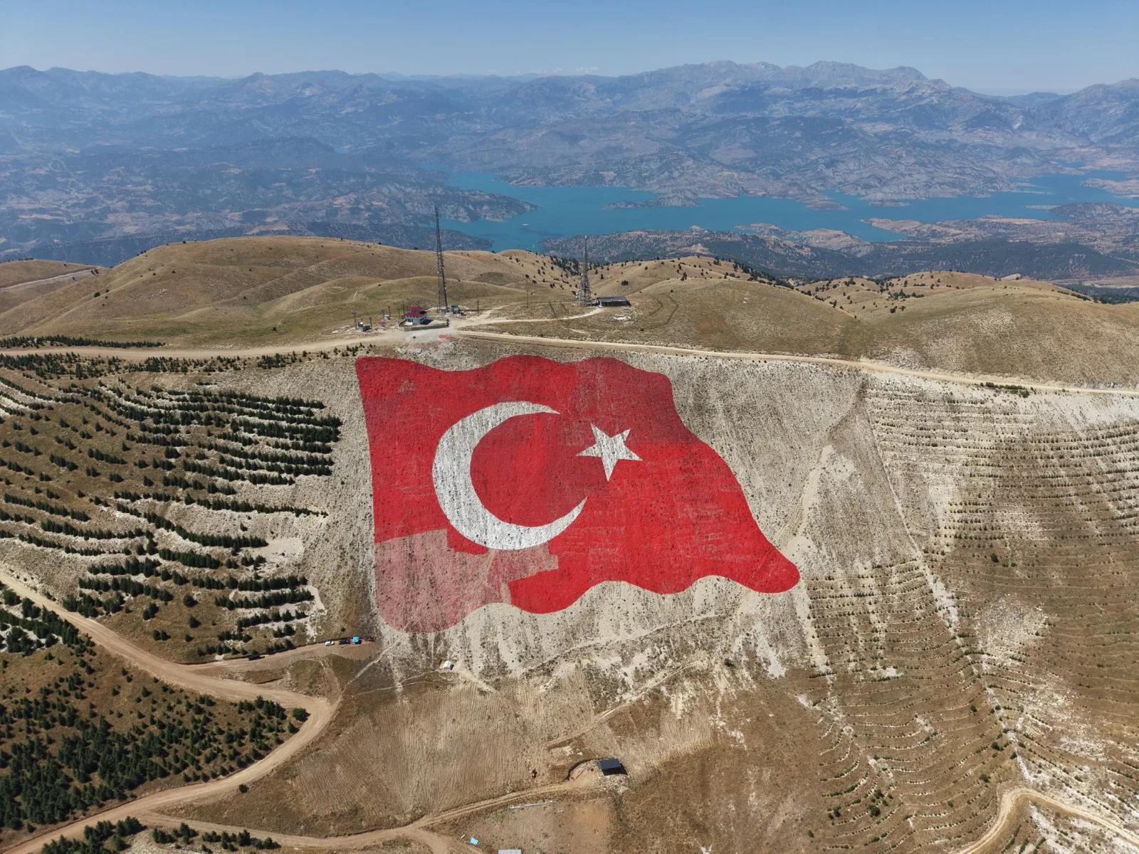 Zirvedeki Gurur Yenilendi: Ahır Dağı’nda Bayrak Mesaisi Tamam!