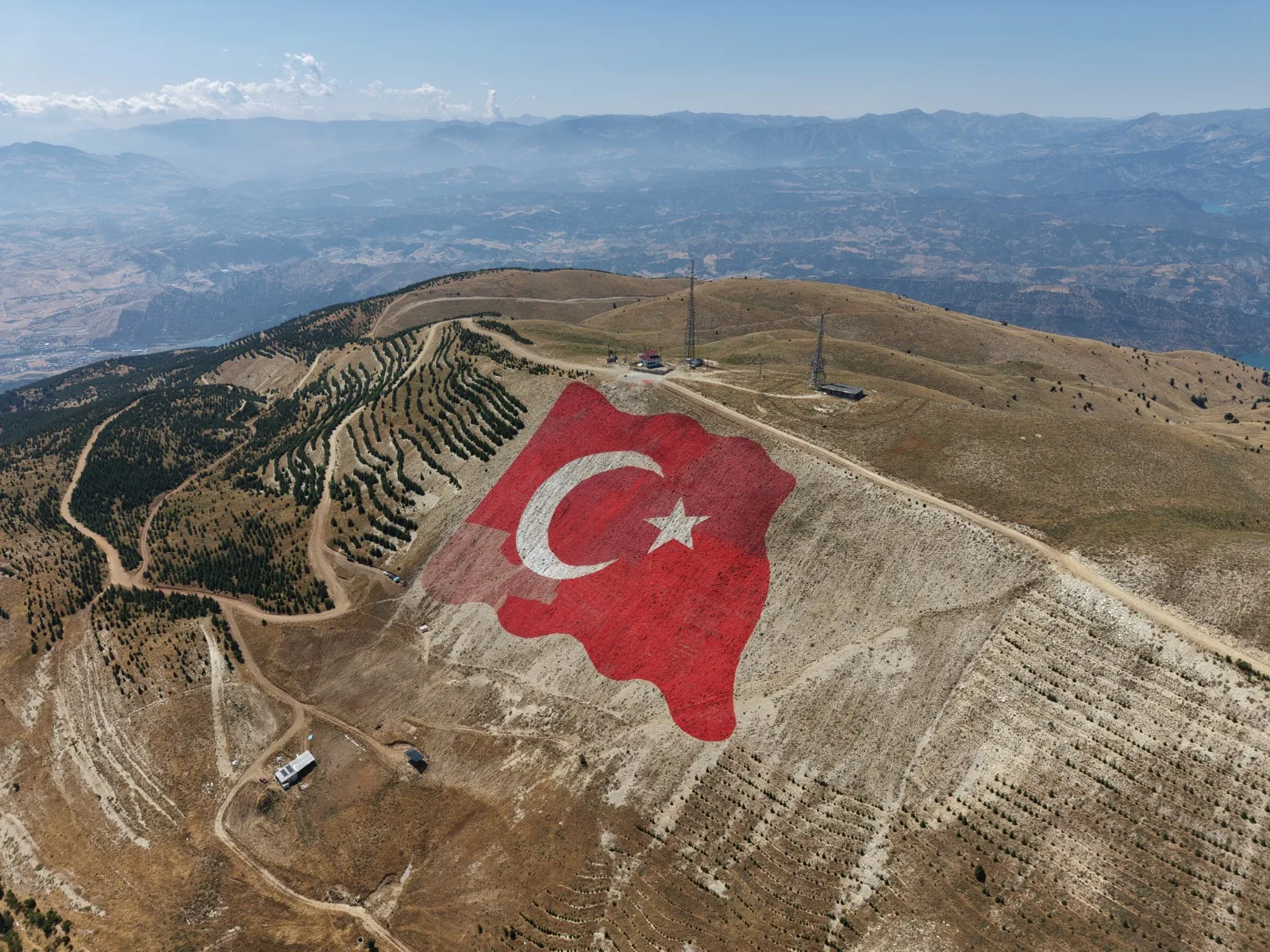 Kahramanmaraş’ın sembolü Ahır Dağı’nın zirvesine nakşedilen dünyanın en büyük Türk
