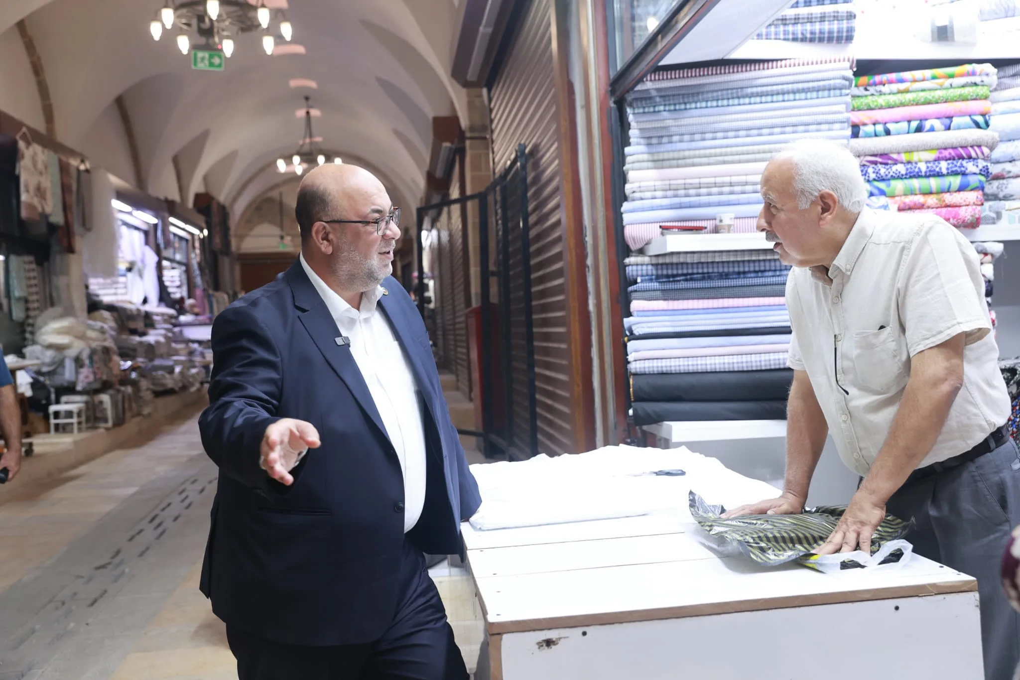 Başkan Akpınar Tarihî Kapalı Çarşıda Esnafla Buluştu Başkan Akpınar Tarihî Kapalı Çarşıda Esnafla Buluştu